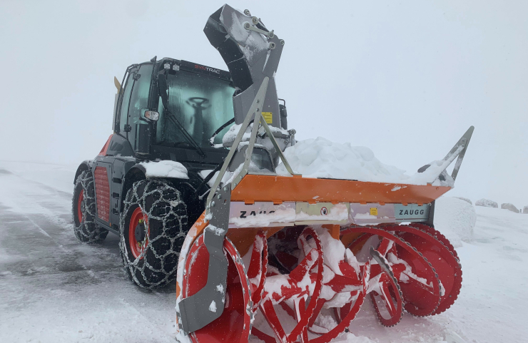 Bei heftigem Schneefall – wir haben mit dem SYN TRAC das passende Räumfahrzeug