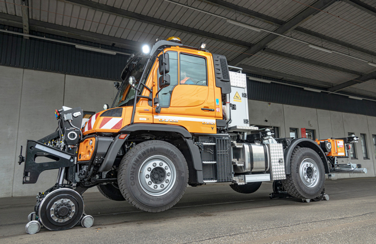 Unimog rail-route comme porte-engin sur le réseau   de tram