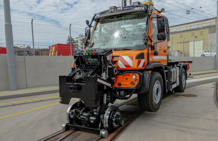 Unimog rail-route comme porte-engin sur le réseau   de tram