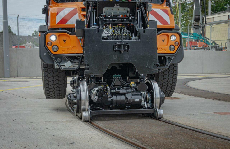 Unimog rail-route comme porte-engin sur le réseau   de tram