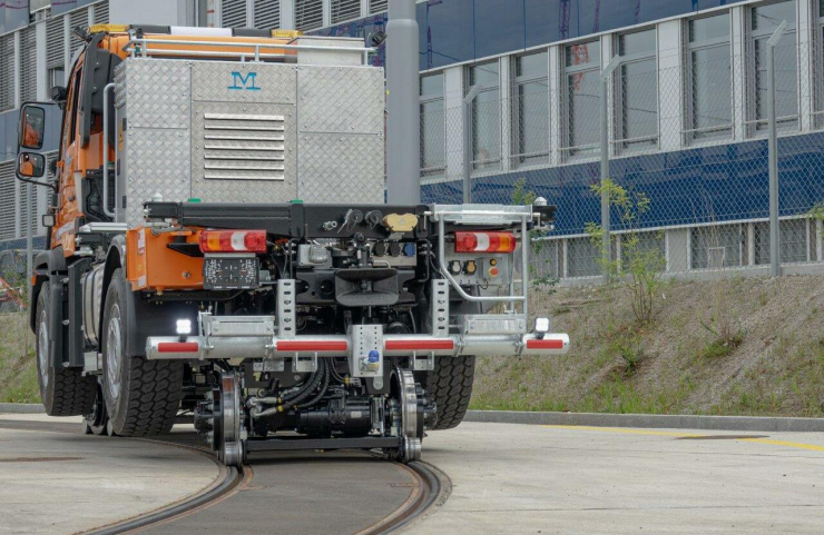 Unimog rail-route comme porte-engin sur le réseau   de tram