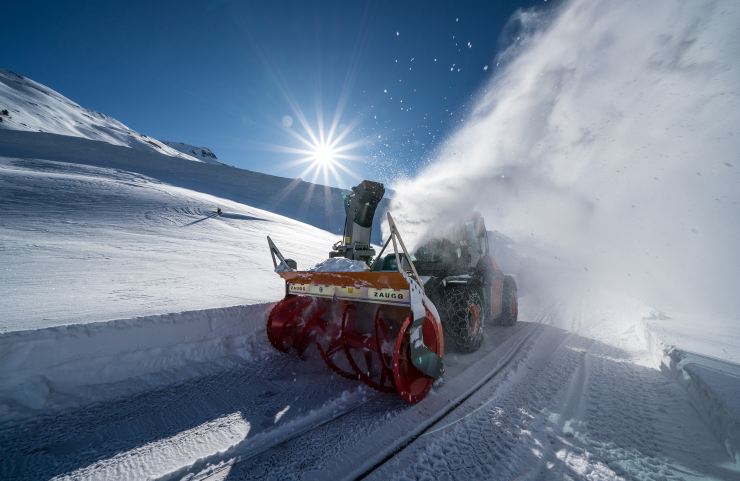 Bei heftigem Schneefall – wir haben mit dem SYN TRAC das passende Räumfahrzeug in Vermietung