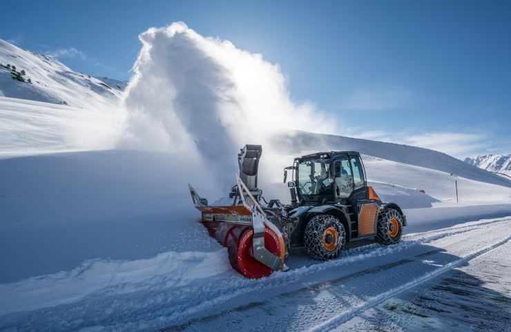 Bei heftigem Schneefall – wir haben mit dem SYN TRAC das passende Räumfahrzeug