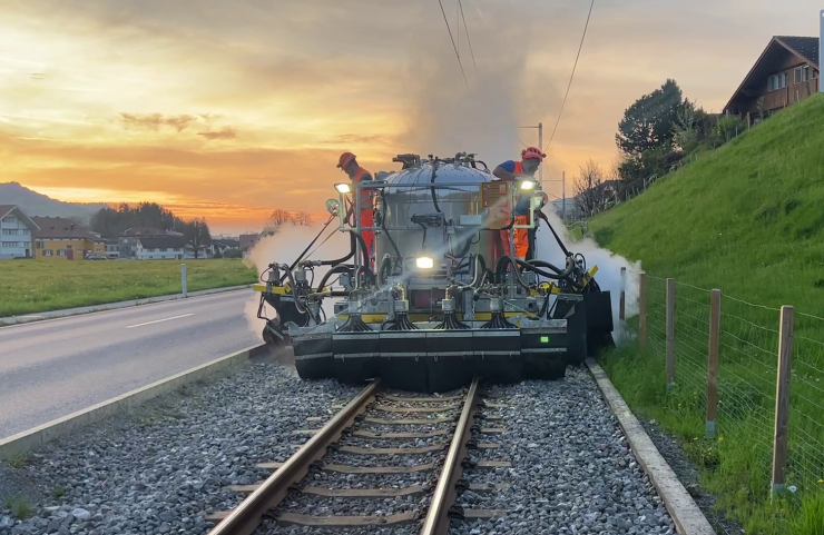 RailEx mit der chemiefreien Unkrautbeseitigung im Einsatz bei der Frauenfeld-Wil-Bahn