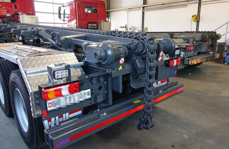 Müller Technologie AG livre des camions équipés d'engins sur chenilles VDL